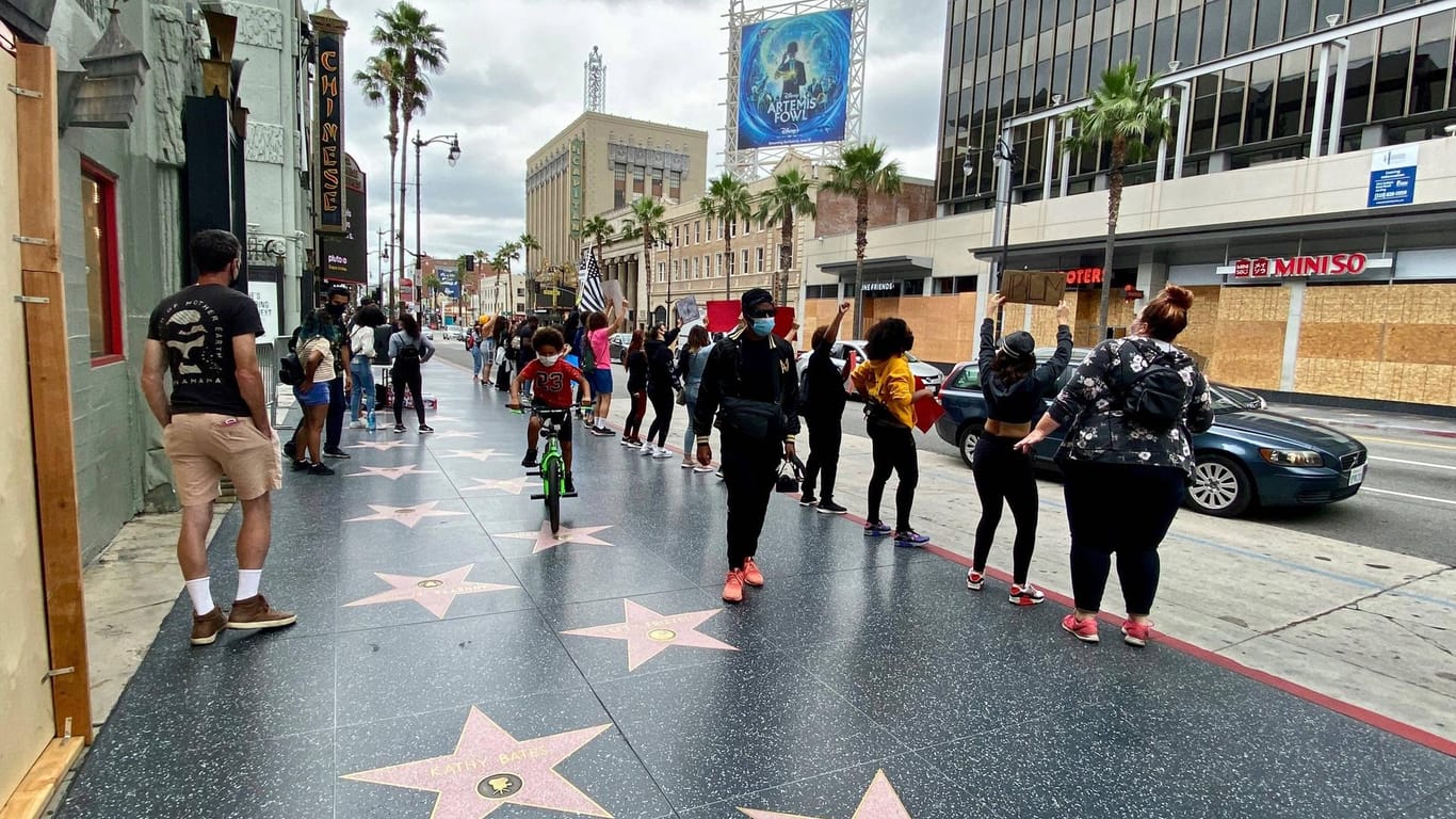 Hollywoods "Walk of Fame": Knapp drei Dutzend Stars wurden für ihren eigenen Stern ausgewählt.