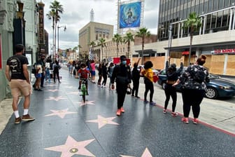 Hollywoods "Walk of Fame": Knapp drei Dutzend Stars wurden für ihren eigenen Stern ausgewählt.