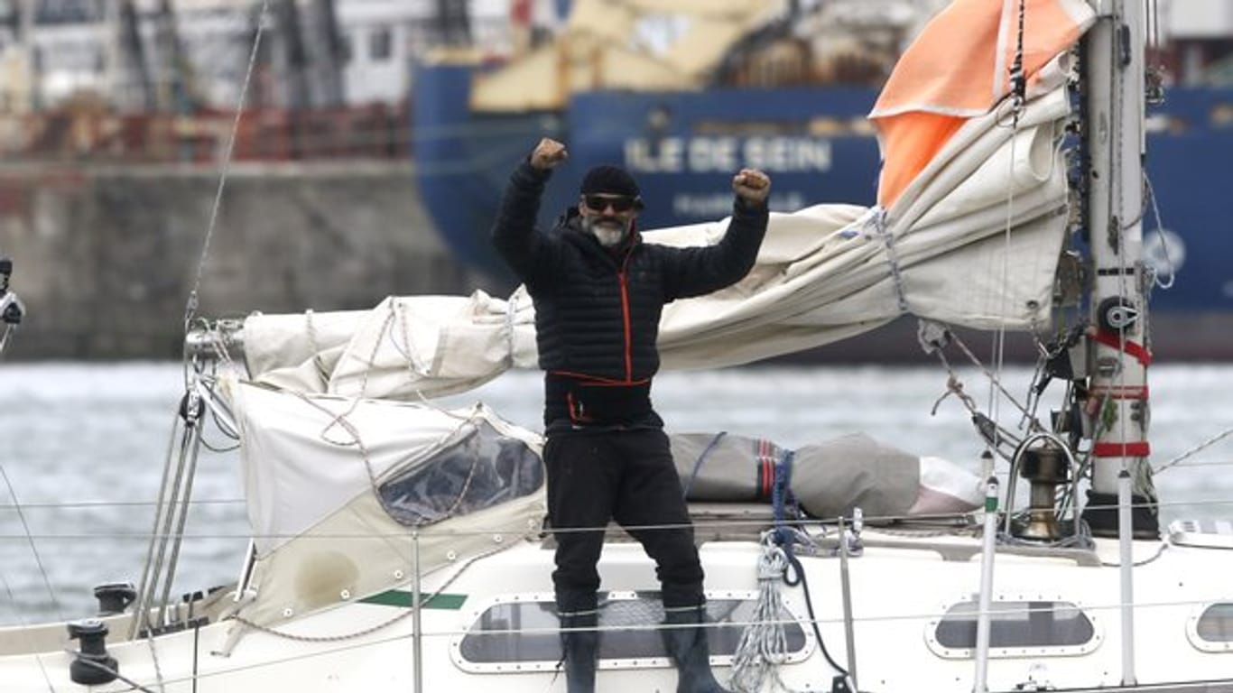 Juan Manuel Ballestero steht auf seinem Boot.