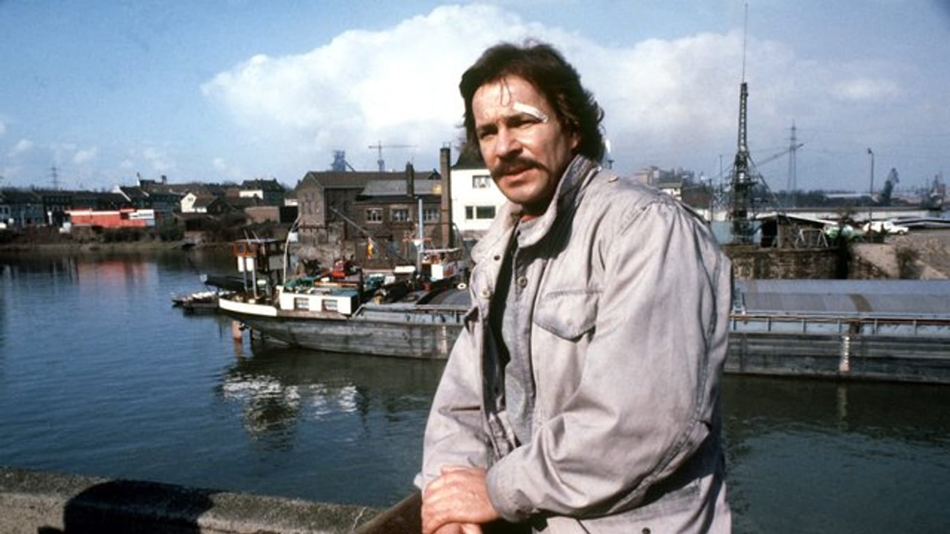 Götz George in seiner Rolle als "Tatort"-Kommissar Schimanski 1981 bei Dreharbeiten.