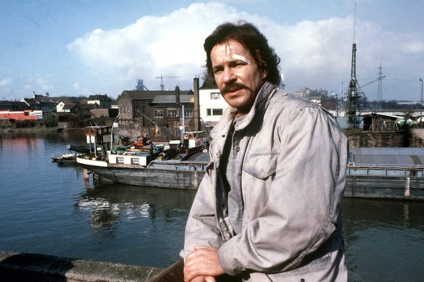 Götz George in seiner Rolle als "Tatort"-Kommissar Schimanski 1981 bei Dreharbeiten.