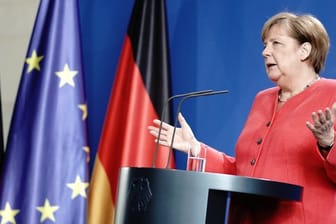 Bundeskanzlerin Angela Merkel (CDU) und ihre EU-Kollegen berieten erstmals über das geplante Konjunkturprogramm zum Wiederaufbau nach der Corona-Krise.