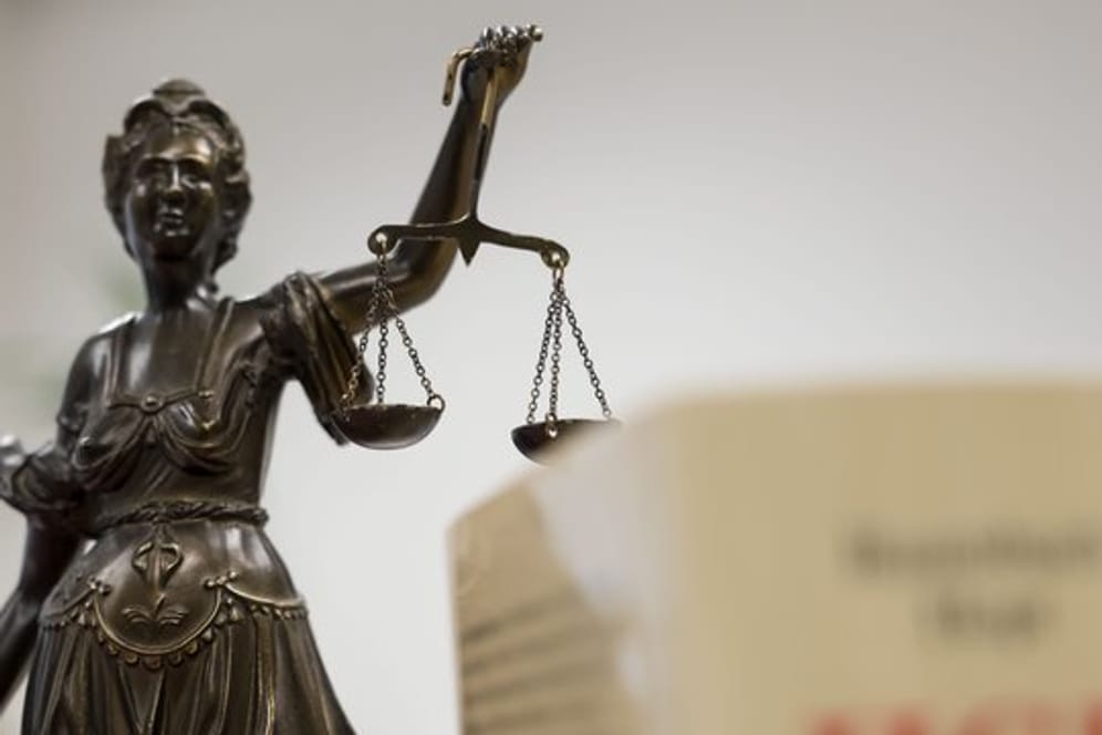 Eine Statue der Justitia: In Hessen wird aktuell gegen Kliniken wegen Betrugsverdacht ermittelt.