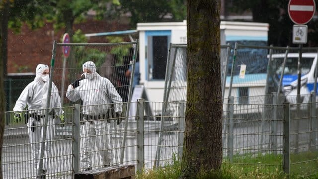 Angesichts von neuen Coronavirus-Infektionen in dem Hochhaus ist der Gebäudekomplex vollständig unter Quarantäne gestellt worden. Angesichts von neuen Coronavirus-Infektionen in dem Hochhaus ist der Gebäudekomplex vollständig unter Quarantäne gestellt worden.
