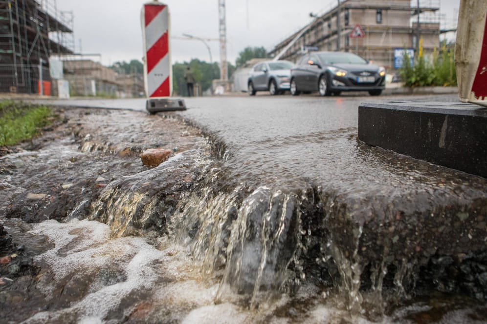 Wasser läuft über Straße: Starke Regenfälle haben die Feuerwehr im Hamburger Süden beschäftigt.