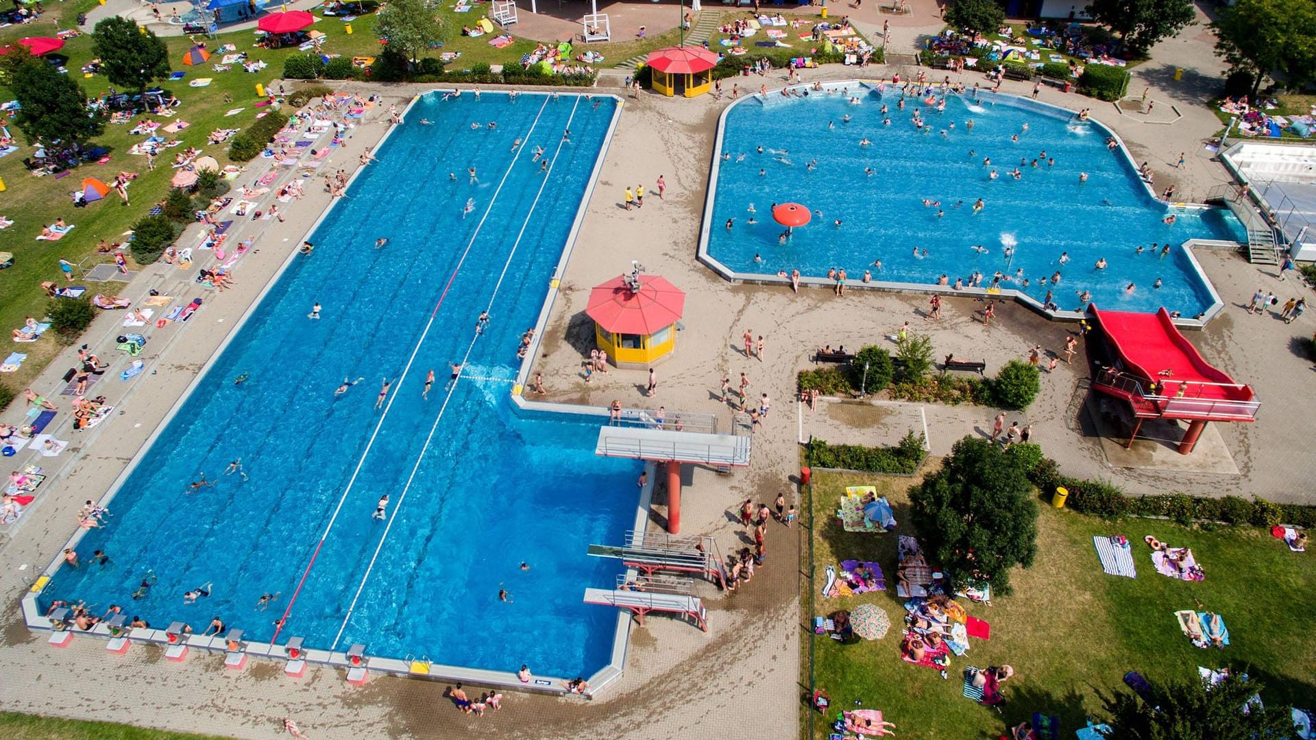 Blick auf das Rheinbad: Im Sommer ist es ein beliebtes Erholungsgebiet bei Düsseldorfern.