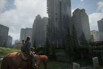Ausritt: In "The Last of Us Part 2" erkundet der Spieler unter anderem die völlig zerstörte US-Metropole Seattle.