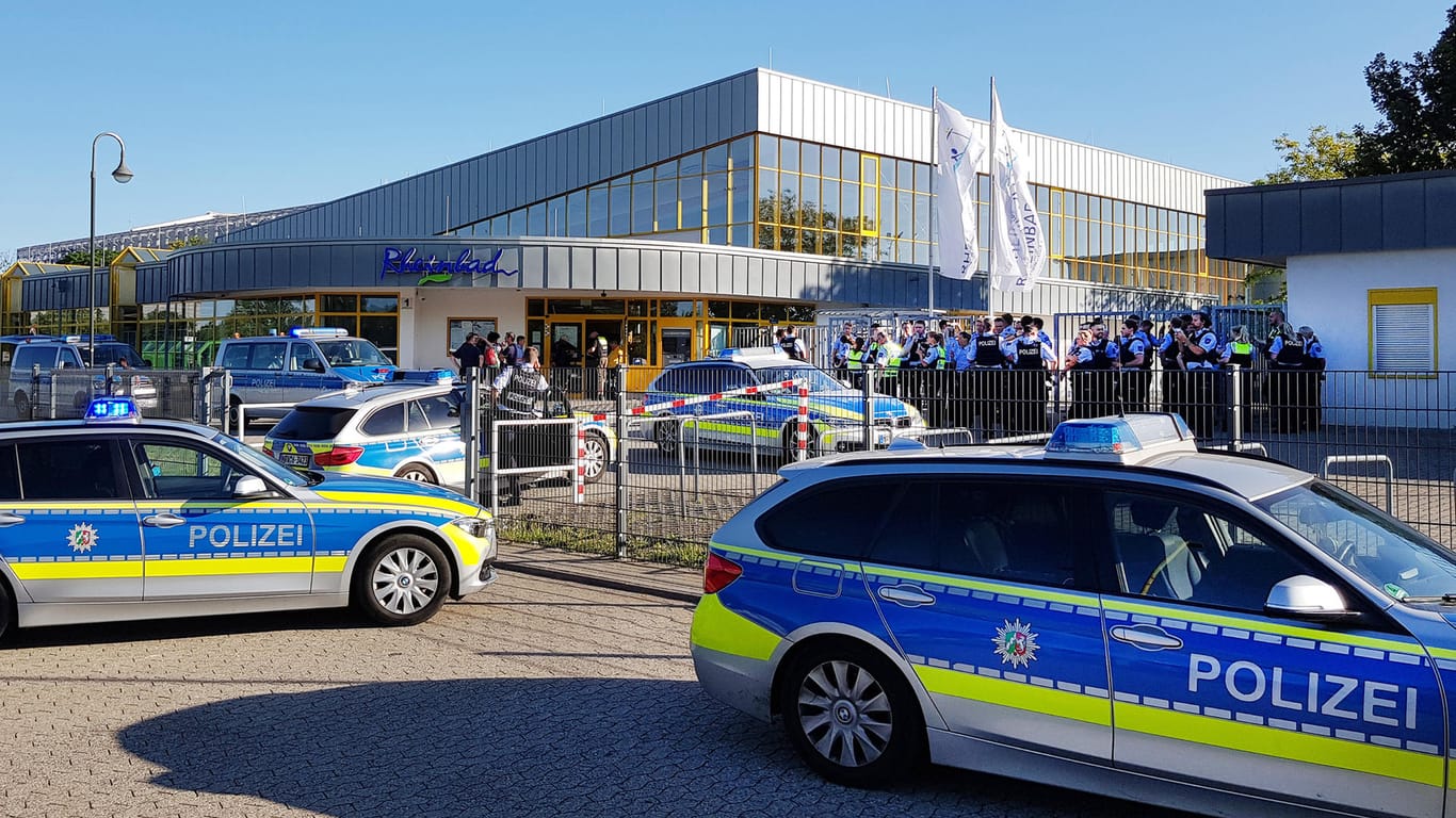 Zahlreiche Polizeifahrzeuge stehen vor dem Rheinbad in Düsseldorf: Dort sorgten Tumulte vor einem Jahr für bundesweiten Aufsehen.
