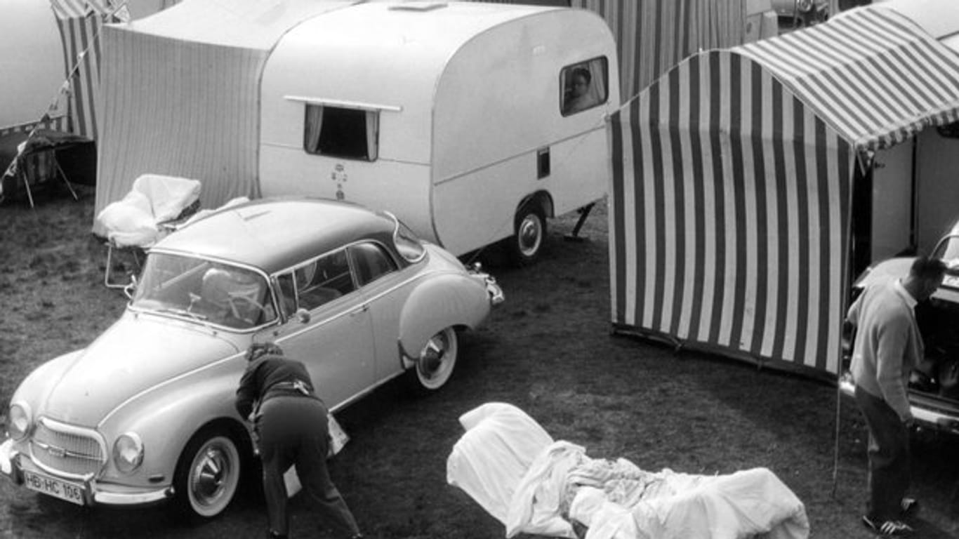 Ferien auf Rädern - Blick auf Camping-Platz (1961).