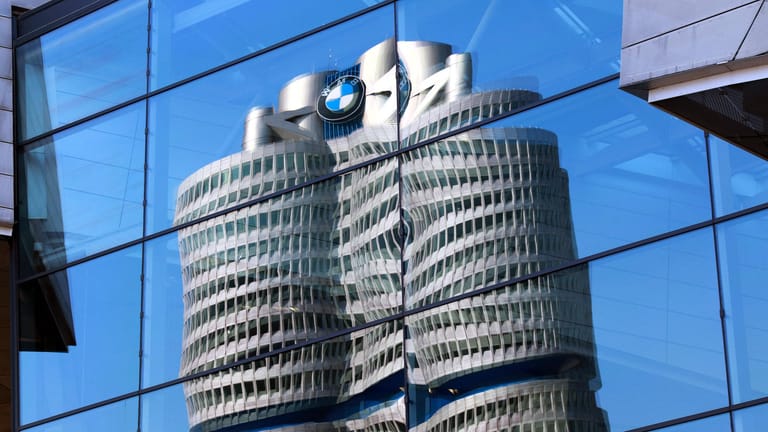 Die Konzernzentrale von BMW in München: Der Autobauer will Tausende Stellen streichen.