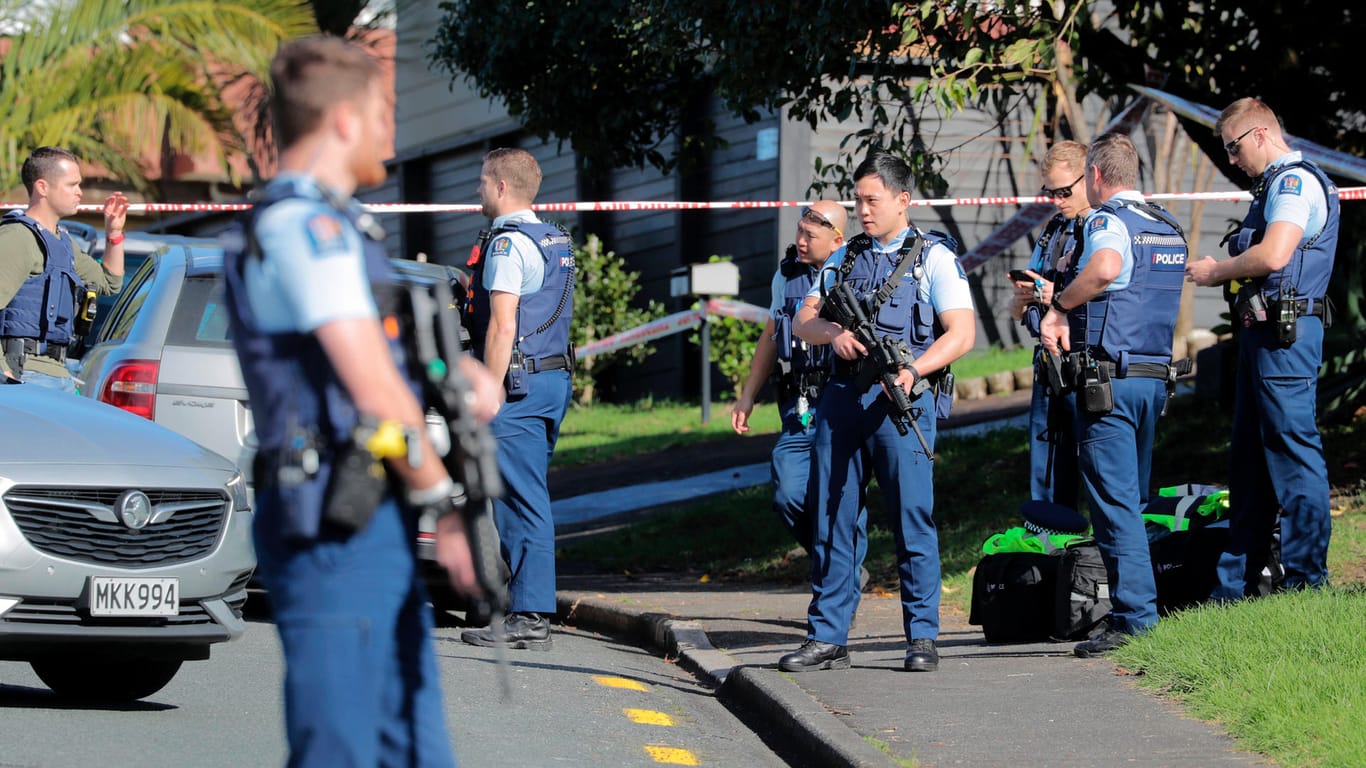 Polizisten stehen am Tatort: In der neuseeländischen Stadt Auckland ist bei einer Verkehrskontrolle ein Polizist erschossen worden.