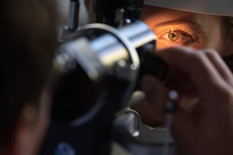Durch regelmäßige Vorsorgeuntersuchungen werden Erkrankungen der Augen möglicherweise eher entdeckt.