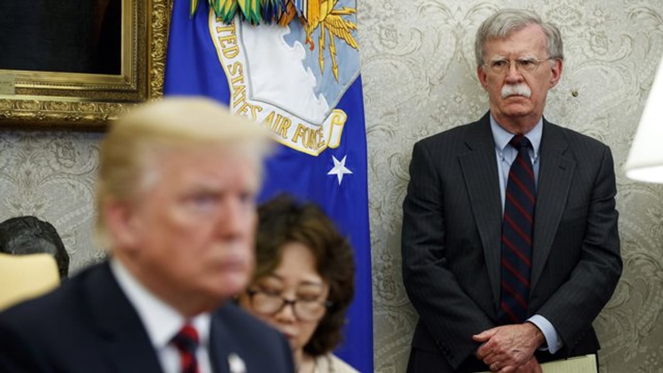 Der damalige US-Sicherheitsberater John Bolton (r) im Mai 2018 neben Donald Trump.