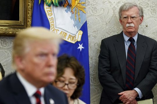 Der damalige US-Sicherheitsberater John Bolton (r) im Mai 2018 neben Donald Trump.