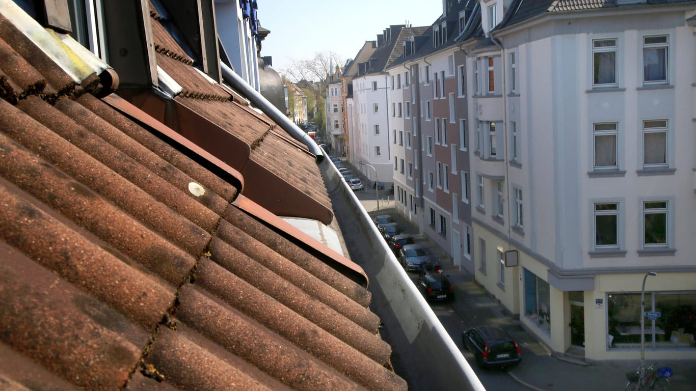 Eine Regenrinne ist an einem Dach befestigt (Symbolbild): Eine solche nutzte ein 20-jähriger Hagener als Drogenversteck.