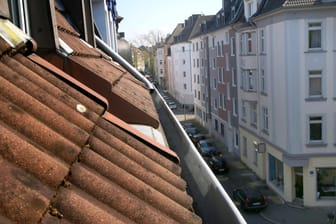 Eine Regenrinne ist an einem Dach befestigt (Symbolbild): Eine solche nutzte ein 20-jähriger Hagener als Drogenversteck.