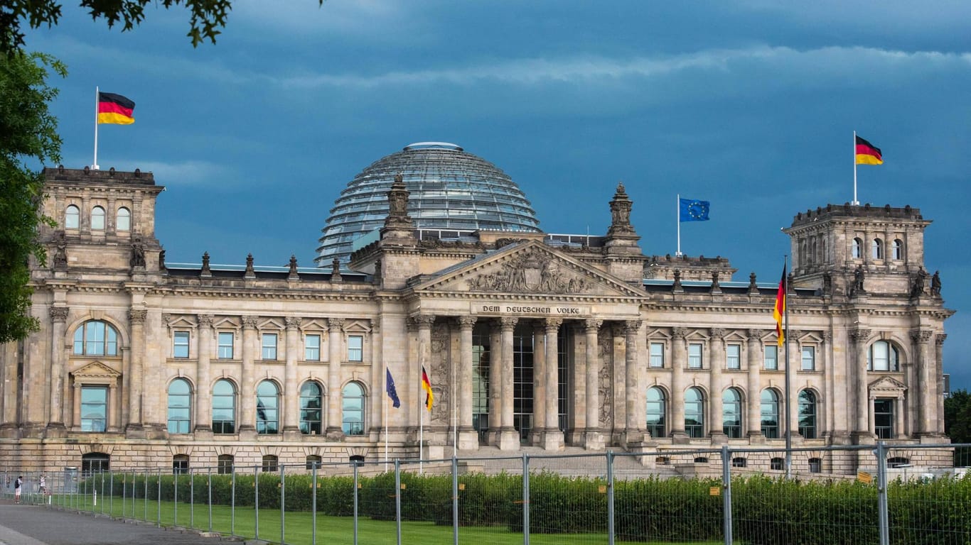 Der Berliner Reichstag: Ein Unbekannter ist am Freitagmorgen aus bisher ungeklärten Gründen auf das Dach des Reichstags geklettert.