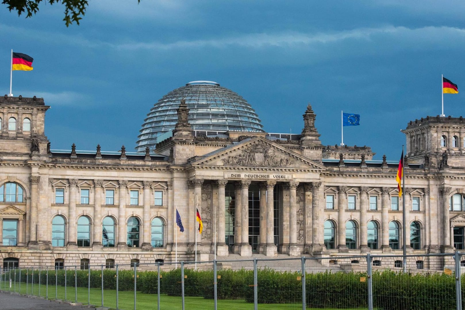 Der Berliner Reichstag: Ein Unbekannter ist am Freitagmorgen aus bisher ungeklärten Gründen auf das Dach des Reichstags geklettert.