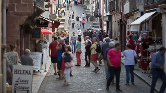 Einkaufsbummel im Urlaub: Damit das gut klappt, hat man am besten nicht nur eine Geldkarte im Gepäck.
