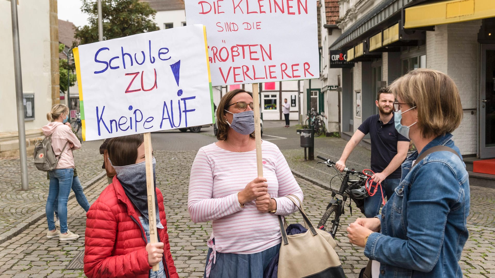 Eltern und Kinder bei einer Mahnwache im Kreis Gütersloh: Schulen und Kitas im Landkreis sind wegen des aktuellen Corona-Ausbruchs wieder geschlossen.