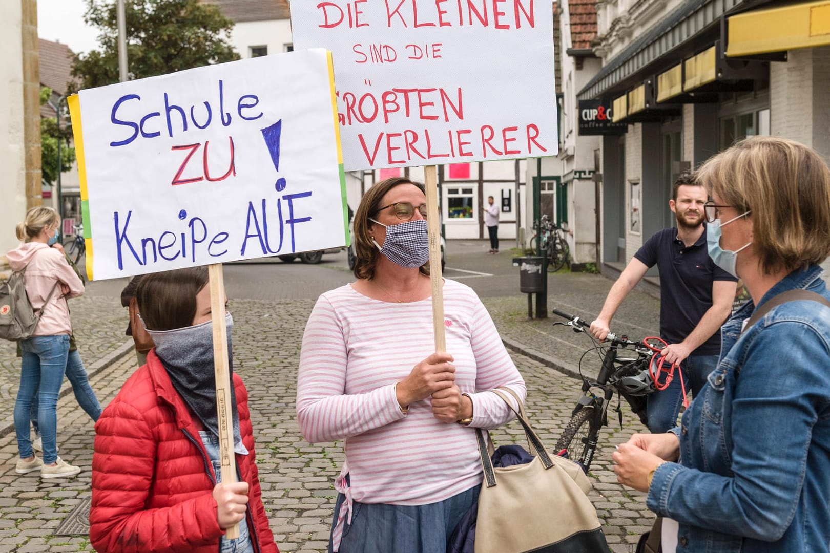 Eltern und Kinder bei einer Mahnwache im Kreis Gütersloh: Schulen und Kitas im Landkreis sind wegen des aktuellen Corona-Ausbruchs wieder geschlossen.