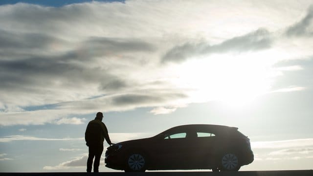 Nicht ungetestet kaufen: Eine Probefahrt gehört zu jedem Autokauf - doch was, wenn dabei was passiert?.