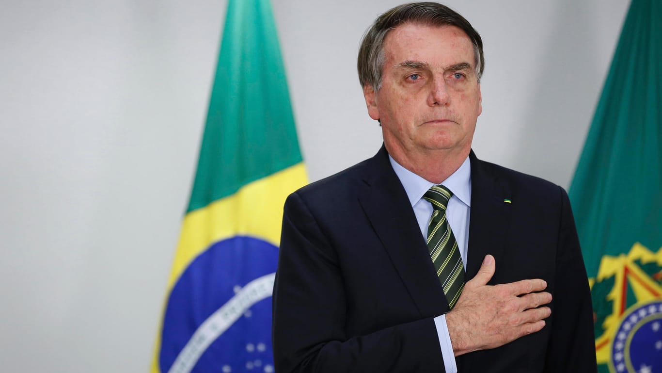 Präsident Bolsonaro versucht die Verantwortung für das katastrophale Ausmaß der Corona-Krise in Brasilien von sich zu geben.