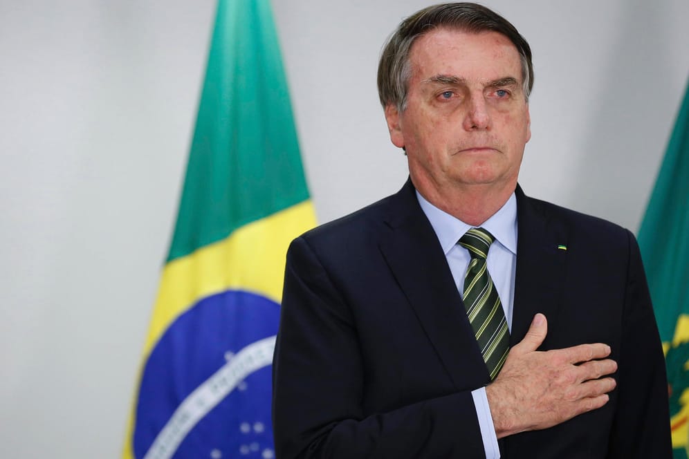 Präsident Bolsonaro versucht die Verantwortung für das katastrophale Ausmaß der Corona-Krise in Brasilien von sich zu geben.