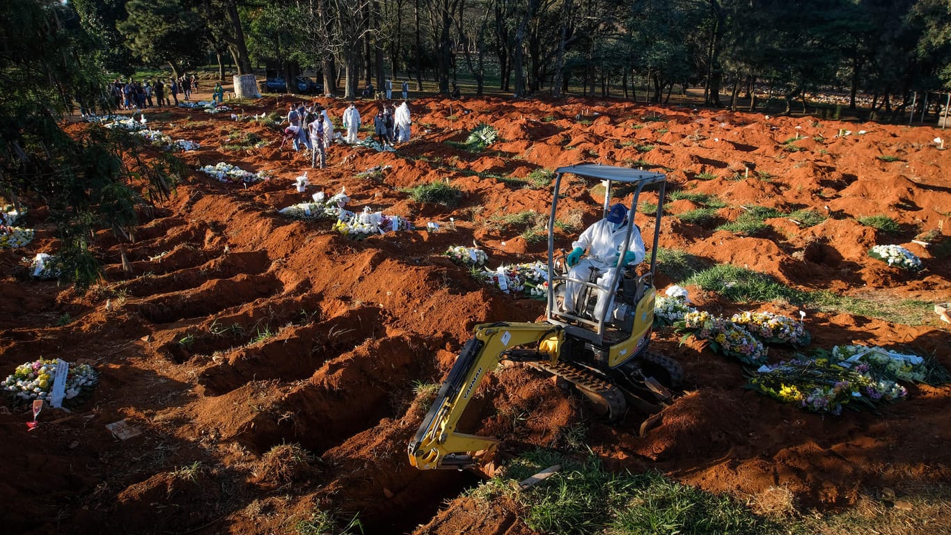 Sao Paulo: Ein Bagger gräbt weitere Gräber auf dem Friedhof Vila Formosa inmitten der Corona-Pandemie.