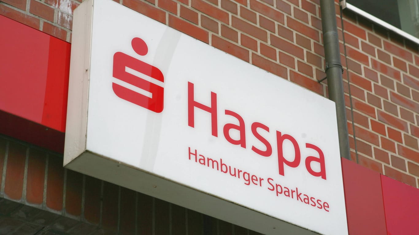Firmenlogo auf einem Schild der Hamburger Sparkasse: Eine Filiale in Lurup wurde überfallen.