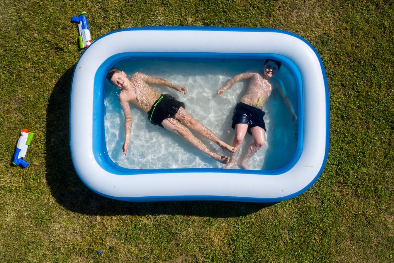 Glück hat, wer Abkühlung findet: Die Temperaturen in Deutschland klettern vielerorts über 30 Grad.