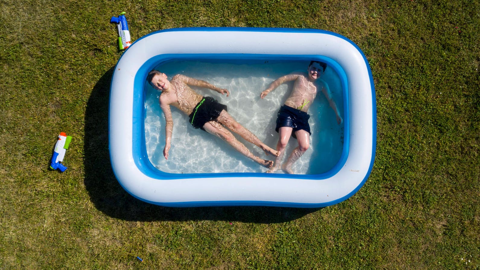 Glück hat, wer Abkühlung findet: Die Temperaturen in Deutschland klettern vielerorts über 30 Grad.