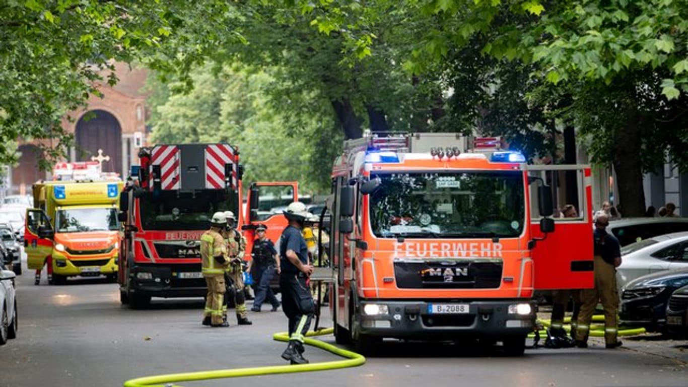 Feuerwehrfahrzeuge stehen in Berlin-Moabit bei einem Einsatz in der Kirchstraße: Dort soll es eine Explosion gegeben haben.