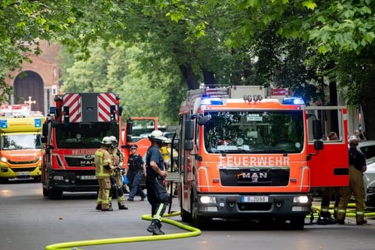 Feuerwehrfahrzeuge stehen in Berlin-Moabit bei einem Einsatz in der Kirchstraße: Dort soll es eine Explosion gegeben haben.