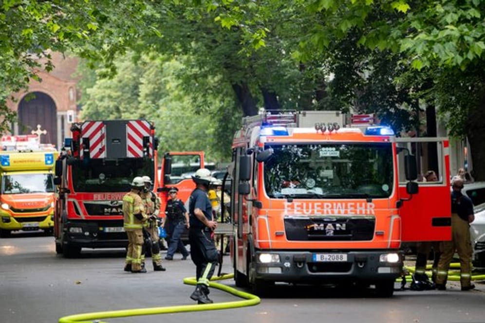 Feuerwehrfahrzeuge stehen in Berlin-Moabit bei einem Einsatz in der Kirchstraße: Dort soll es eine Explosion gegeben haben.