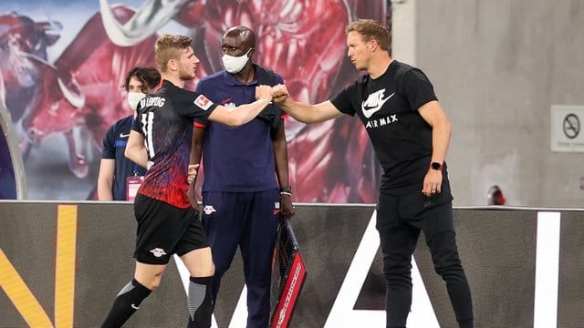 Kann Timo Werner (l) verstehen: Leipzigs Trainer Julian Nagelsmann klatscht mit dem Stürmer bei dessen Auswechselung ab.