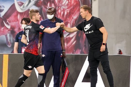 Kann Timo Werner (l) verstehen: Leipzigs Trainer Julian Nagelsmann klatscht mit dem Stürmer bei dessen Auswechselung ab.