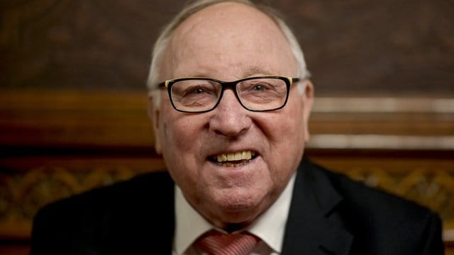 Uwe Seeler hatte bei einem Sturz in seinem Haus einen Schenkelhalsbruch erlitten. Uwe Seeler hatte bei einem Sturz in seinem Haus einen Schenkelhalsbruch erlitten.