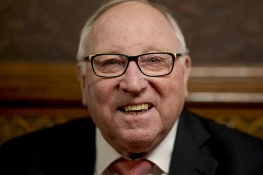 Uwe Seeler hatte bei einem Sturz in seinem Haus einen Schenkelhalsbruch erlitten.