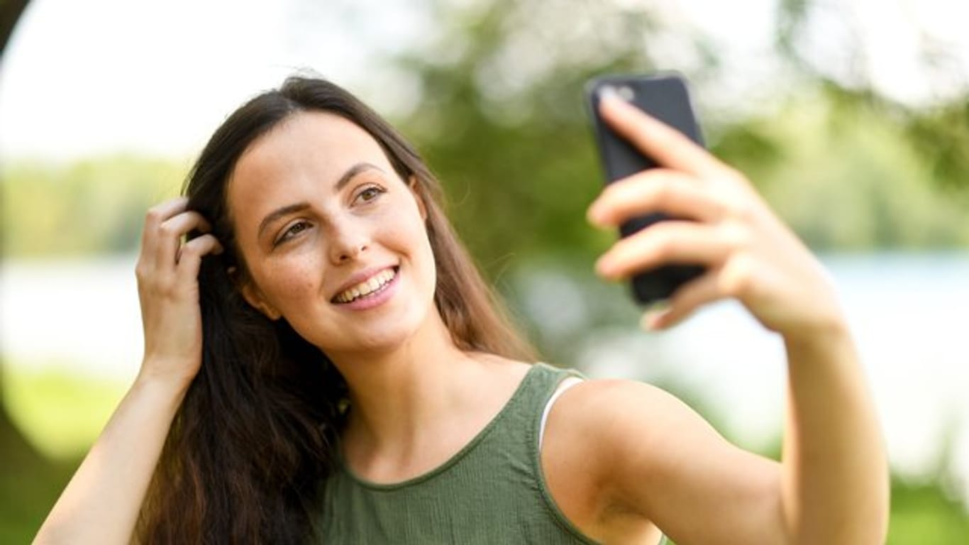 Schnell ein Selfie hochladen und mit Freunden teilen: Das macht viel Spaß - dient aber auch Überwachungsystemen als Lernfutter.