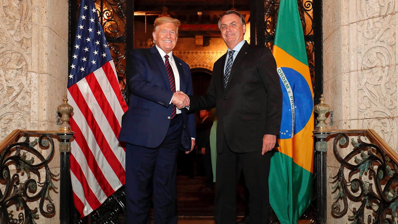 Trump und Bolsonaro ignorierten anfangs die Corona-Krise. Anfang März schüttelten die beiden Präsidenten noch demonstrativ die Hände.