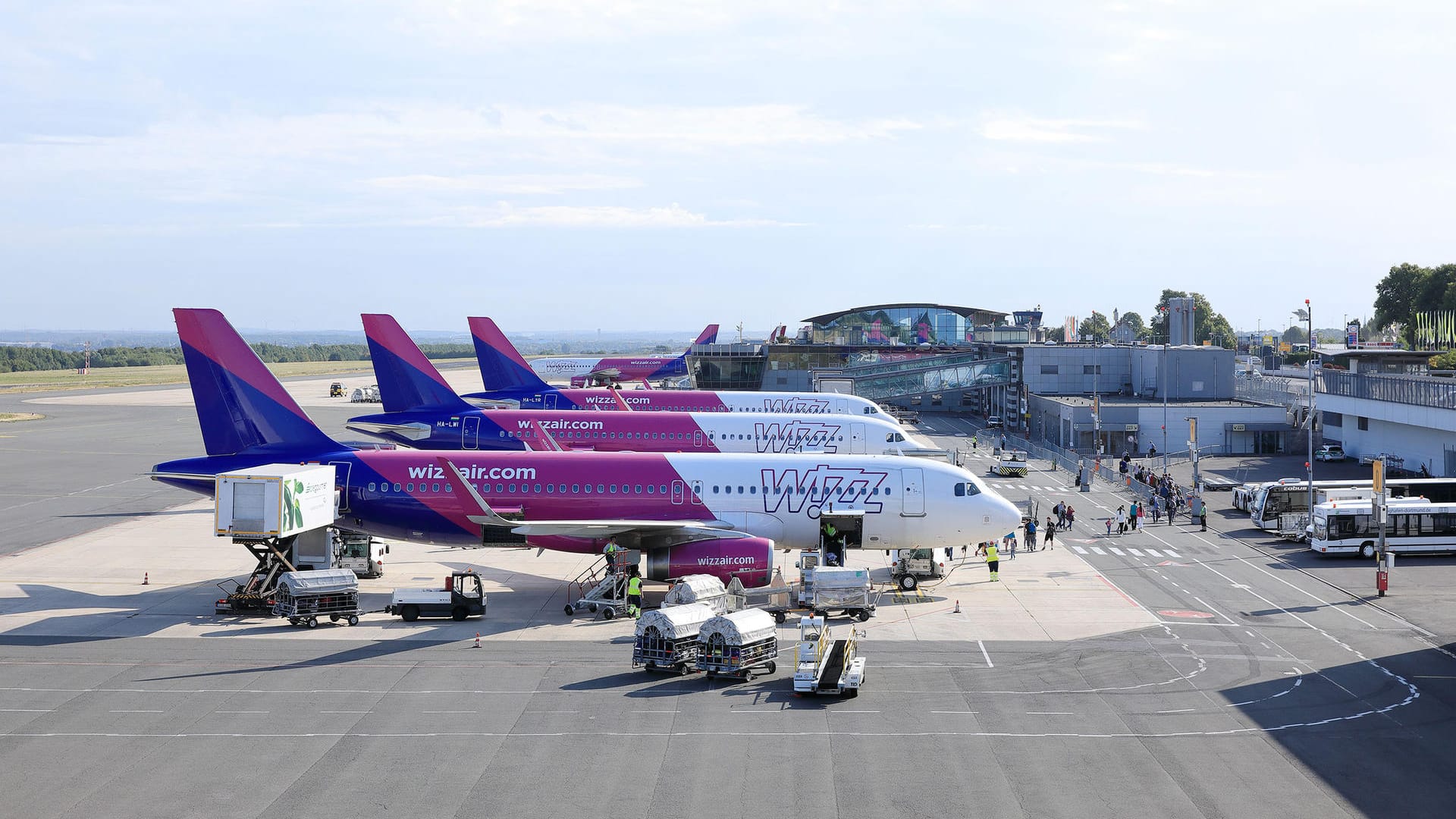 Flugzeuge von Wizz Air am Standort Dortmund: Der Airport fliegt künftig 18 neue Ziele an.