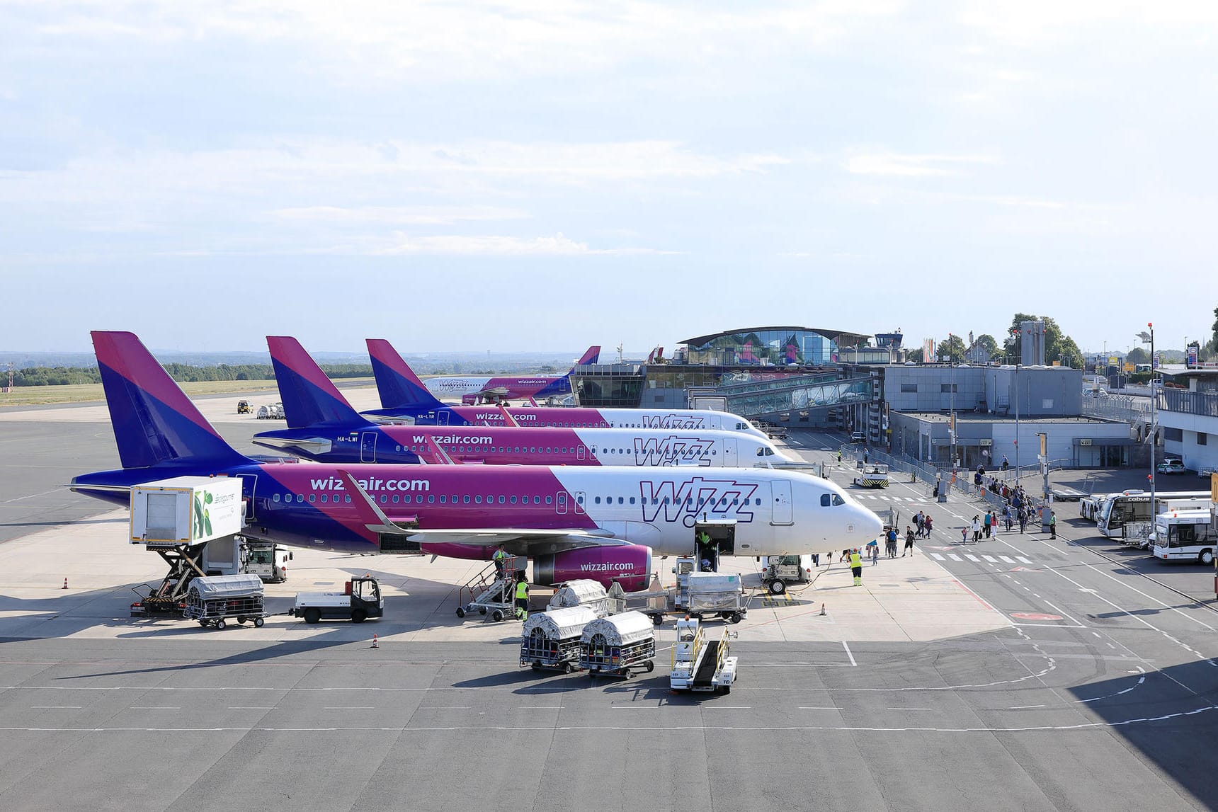 Flugzeuge von Wizz Air am Standort Dortmund: Der Airport fliegt künftig 18 neue Ziele an.