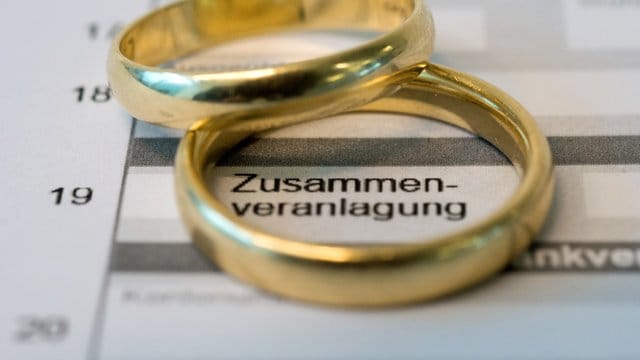 Ehepartner haben einen Anspruch auf gemeinsame Veranlagung. Ehepartner haben einen Anspruch auf gemeinsame Veranlagung.
