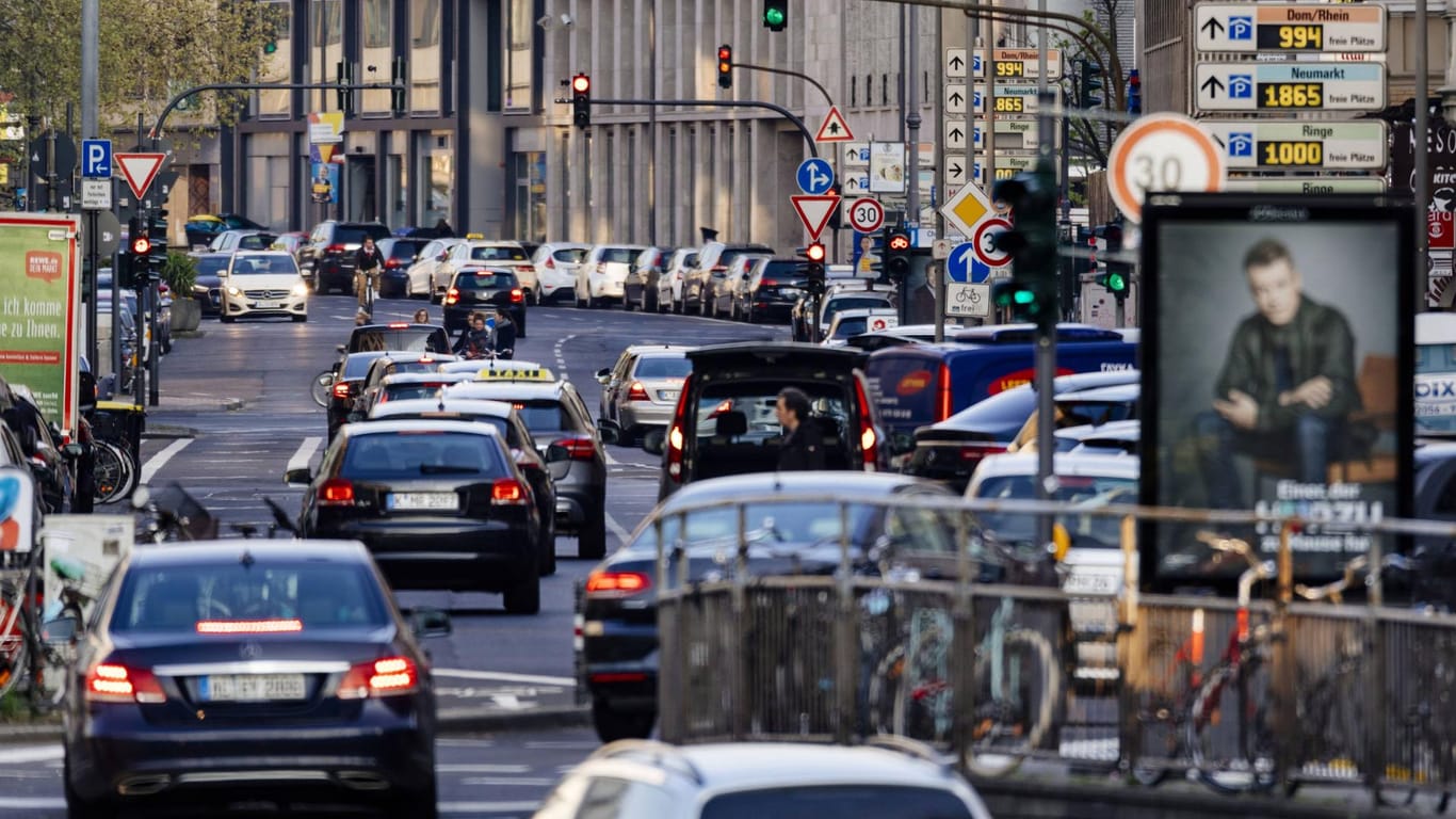 Autoverkehr: Carsharing ist für viele trotz des steigenden Verkehrs keine Option.