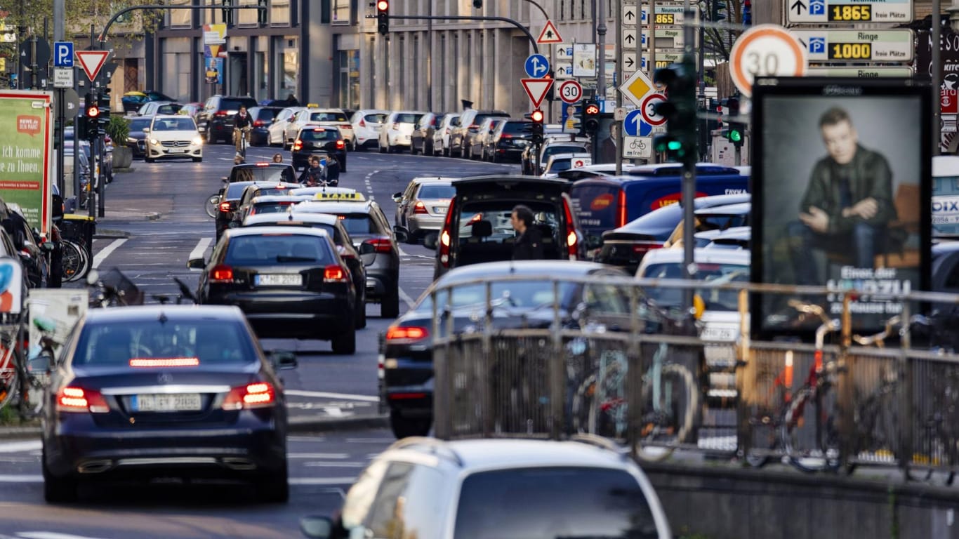 Autoverkehr: Carsharing ist für viele trotz des steigenden Verkehrs keine Option.