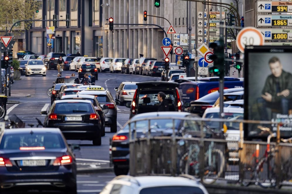 Autoverkehr: Carsharing ist für viele trotz des steigenden Verkehrs keine Option.