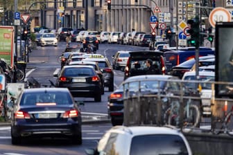 Autoverkehr: Carsharing ist für viele trotz des steigenden Verkehrs keine Option.