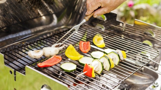 Wenn Gemüse wie Zucchini und Paprika oder Pilze nicht mehr ganz taufrisch erscheinen, sind sie immer noch gut für den Spieß auf dem Grill.