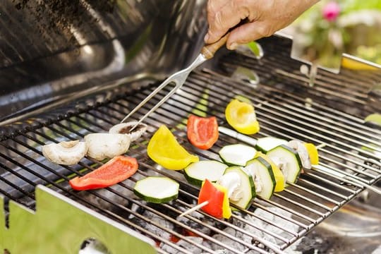 Wenn Gemüse wie Zucchini und Paprika oder Pilze nicht mehr ganz taufrisch erscheinen, sind sie immer noch gut für den Spieß auf dem Grill.